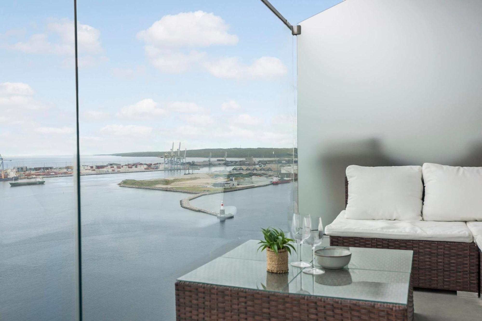 Apartamento Endless Ocean Views With Private Balcony Århus Exterior foto